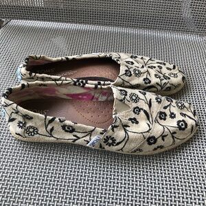 Toms Beige & Black Floral Slip Ons. Size 7.